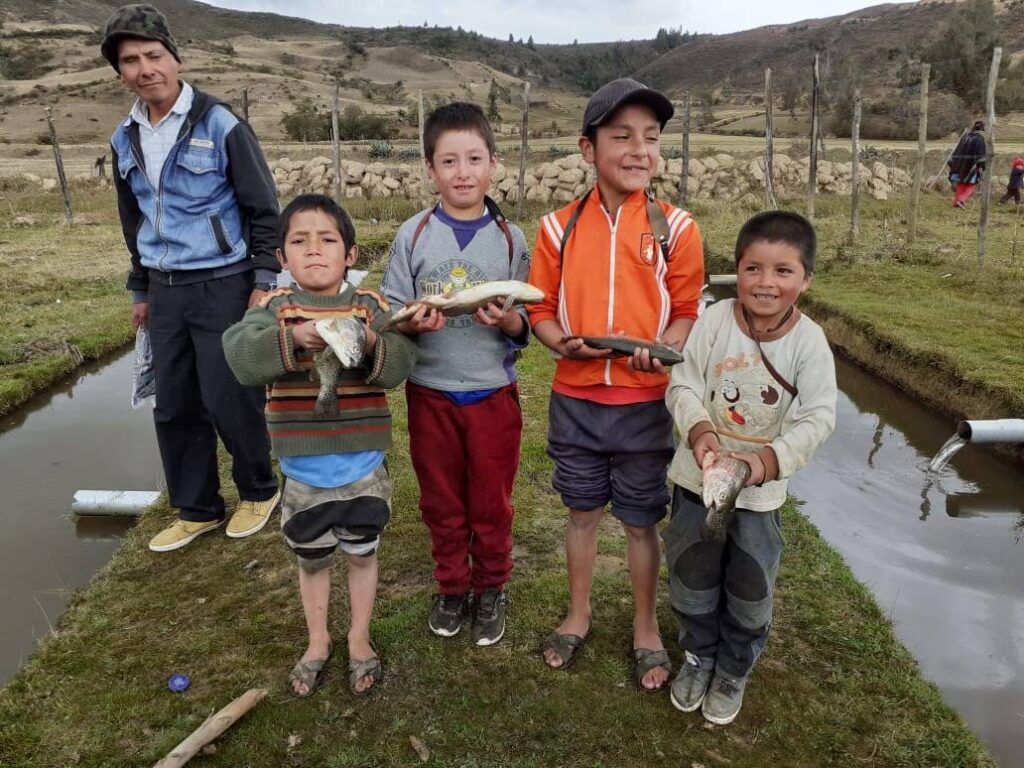 Copy of peru_children holding fish_49966710813_3f43a18496_o